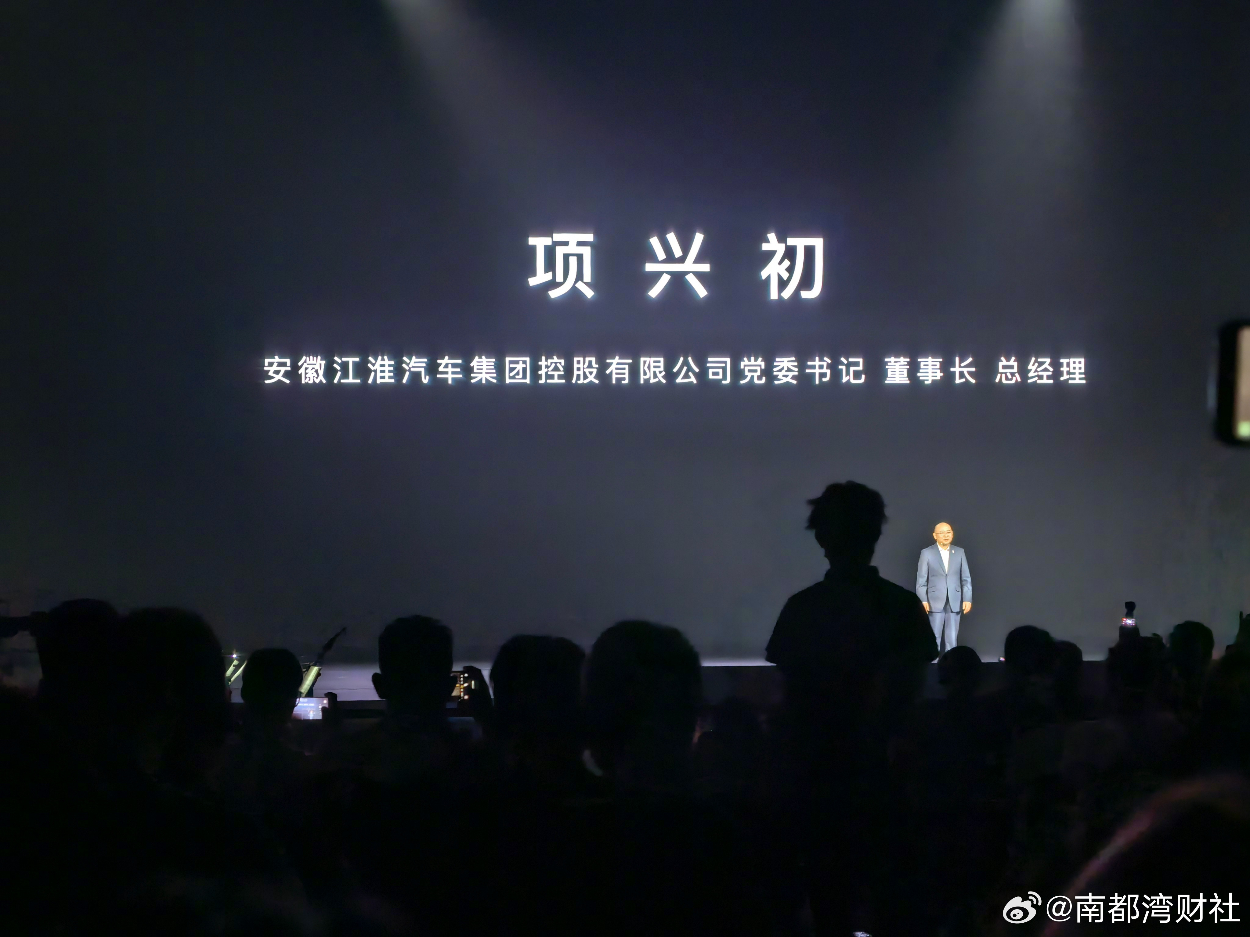 【#华为将发布会C位让给车企#】5月30日晚，尊界S800发布会在深圳举办。值