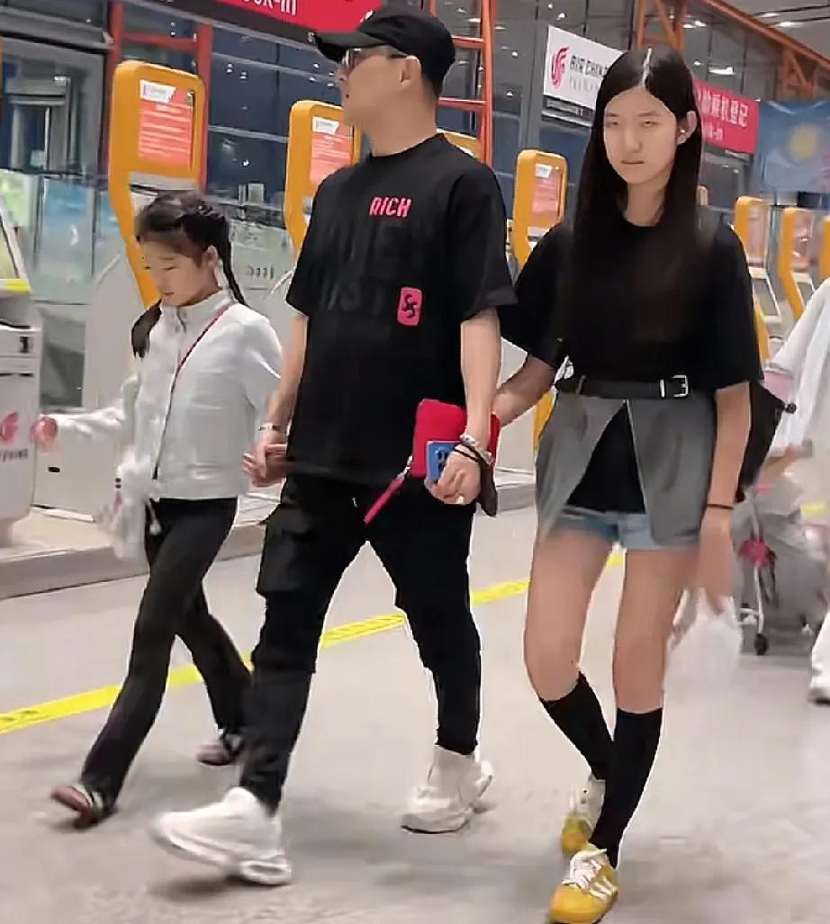 汪峰二女儿怎么了，好像是生气的状态。最近他带着四个孩子去旅游，如今回来了，在机场