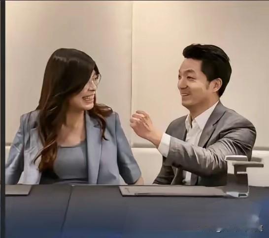 不要认为你郝龙斌和蒋万安有合影,我和“帅哥”也有“约会”。昨晚郑丽文在脸书