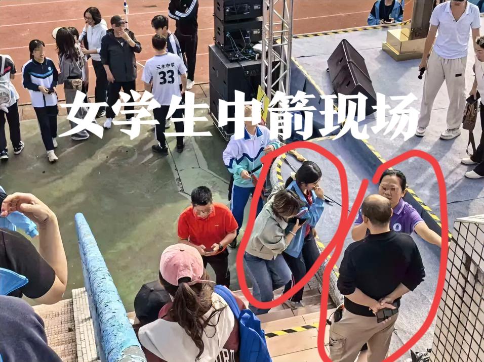 佛山，高三女生脸上中箭现场！其他学生，肉眼可见的慌张，而这位黑衣男子，双手背叉，