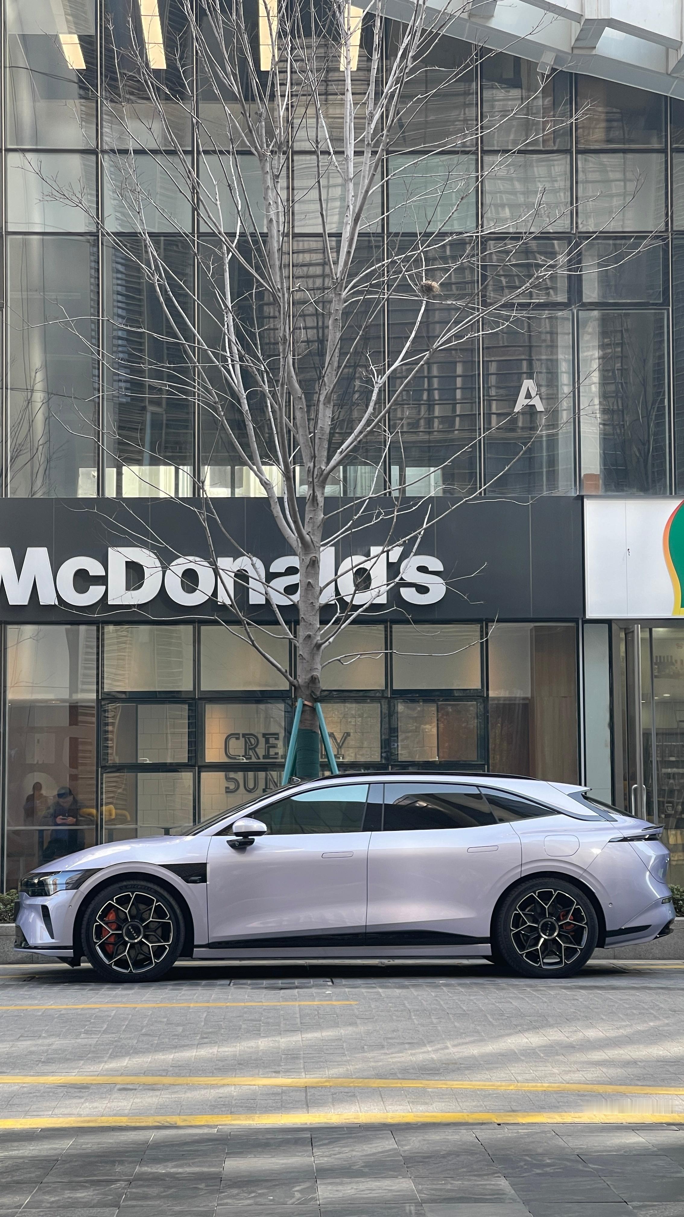 极氪007GT的星际紫在阳光下也怪有质感的（我个人最喜欢暗夜紫）极氪杭州·杭