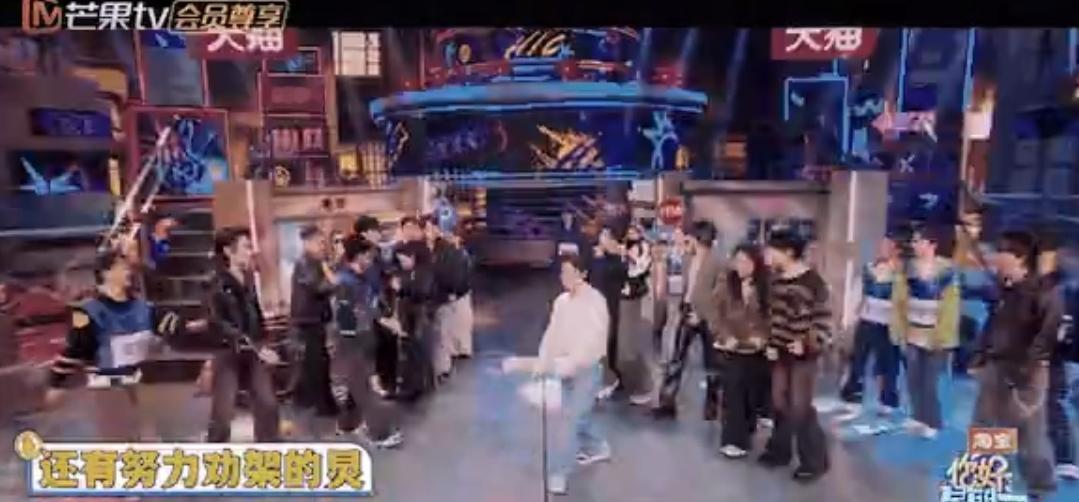 笑喷！何炅被迫当“饭圈幼稚园园长”，现场劝架累到灵魂出窍！谁懂啊！现场乱成菜