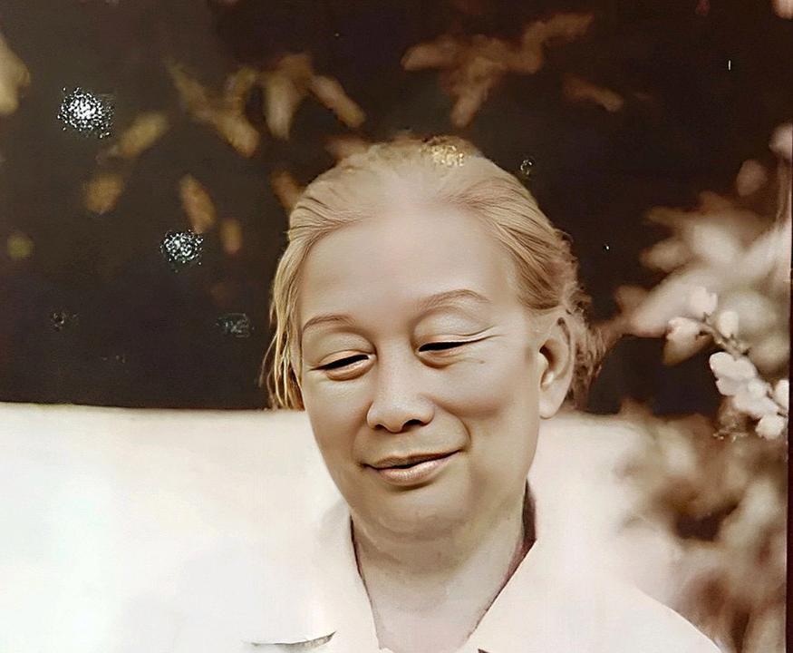 1949年毛主席在机场欢迎人群中偶然看见一妇女，激动万分，甚至不惜冲进人群握手问