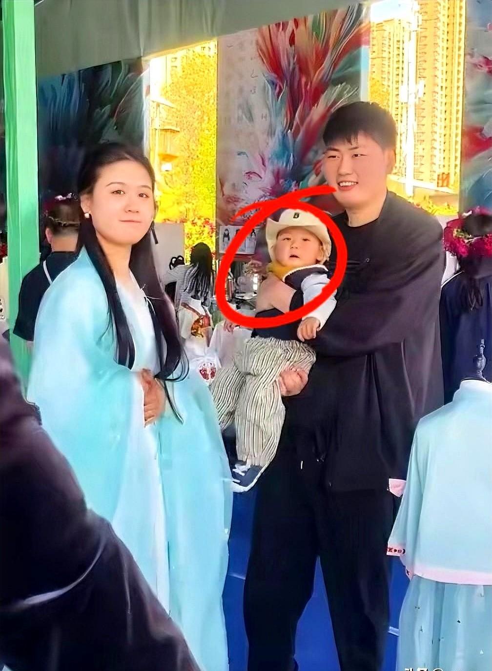 现在估计陈亚男肠子都悔青了。原本应该是自己作为女主角的夫妻恩爱，宝宝可爱，在