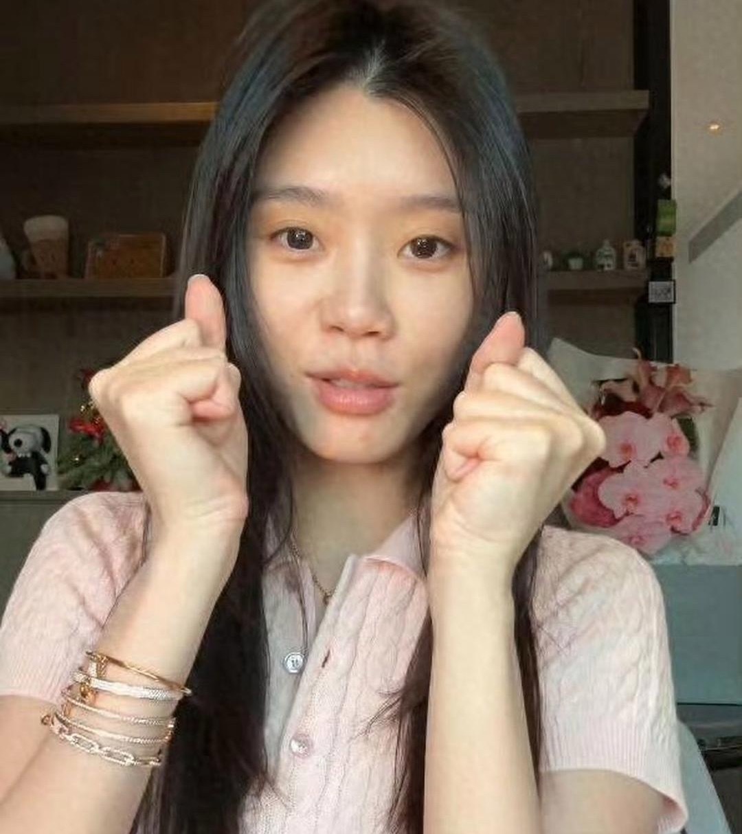 奚梦瑶素颜出镜，我只想说，一只手怎么能带5条钻石手链