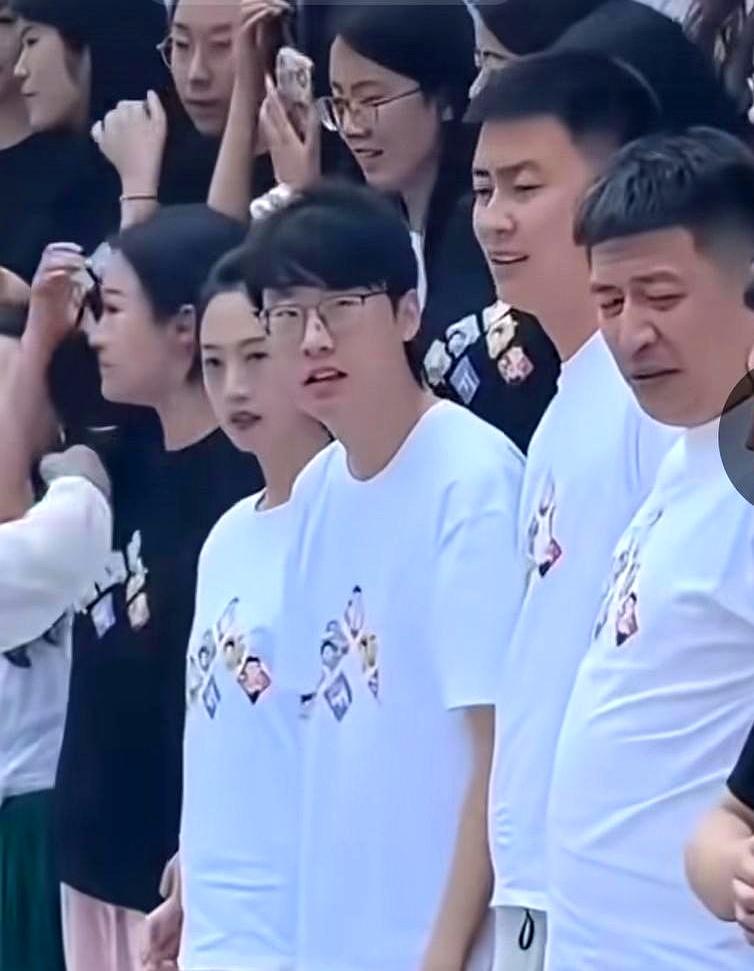 你还在猜武亮是空降接班张雪峰的？别自欺欺人了！看看公司年会发礼品那个瞬间，