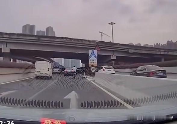 广州无序行驶的电鸡带来的险象环生的场景。一名私家车主的行车记录仪拍摄下了广州高架
