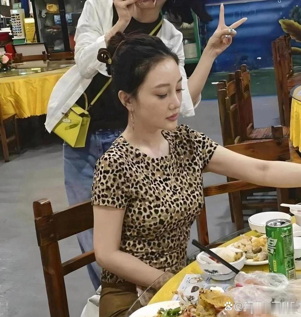近距离镜头下看清李小璐真实样貌，五官辨识度依旧很高。