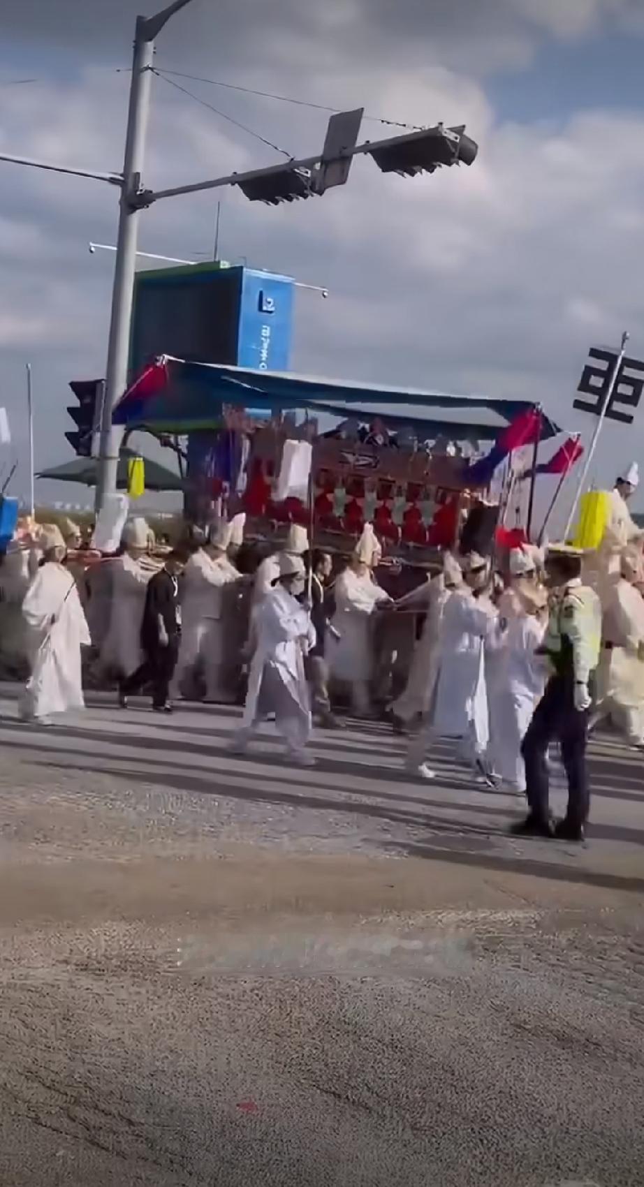 喜事丧办？？？韩国人办婚礼现场素白一片，迎亲队伍统一穿着白衣，宾客送花圈，连装彩