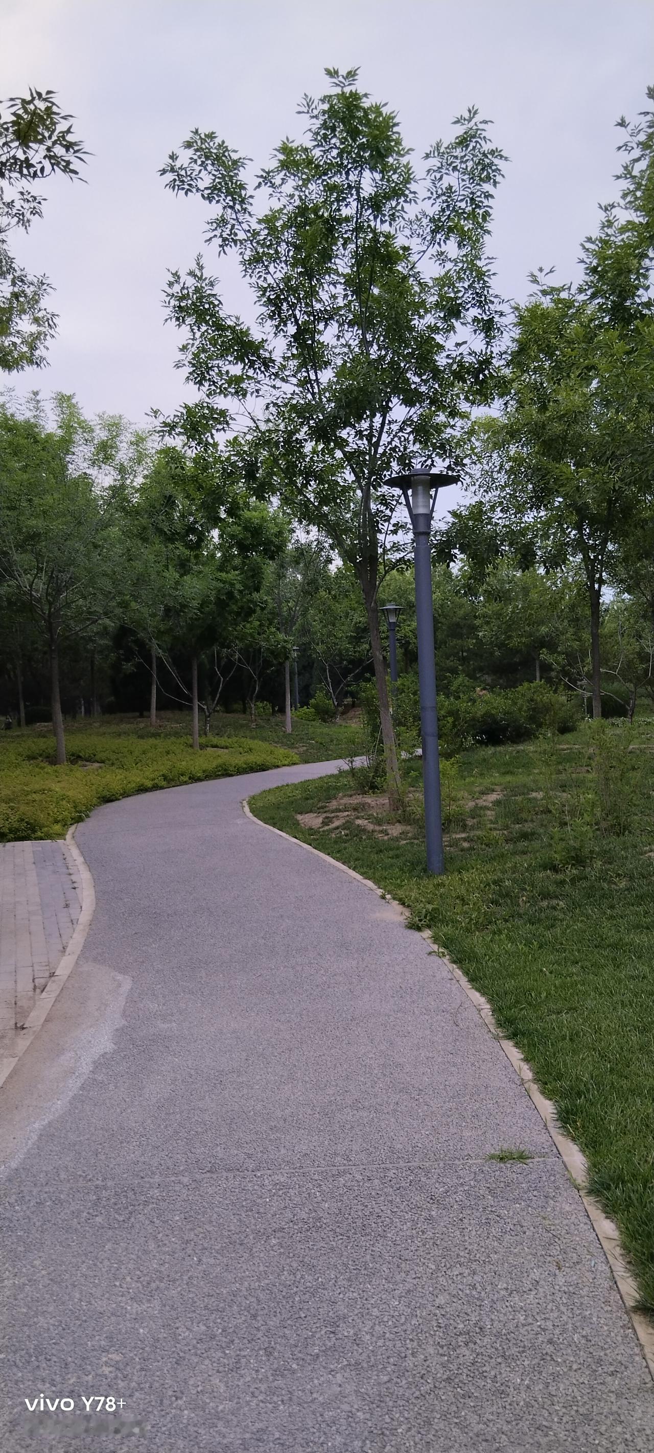 和大家讨论一个事，没有贬低任何群体的意思。我们身边，凡是父母在体制内工作，混得