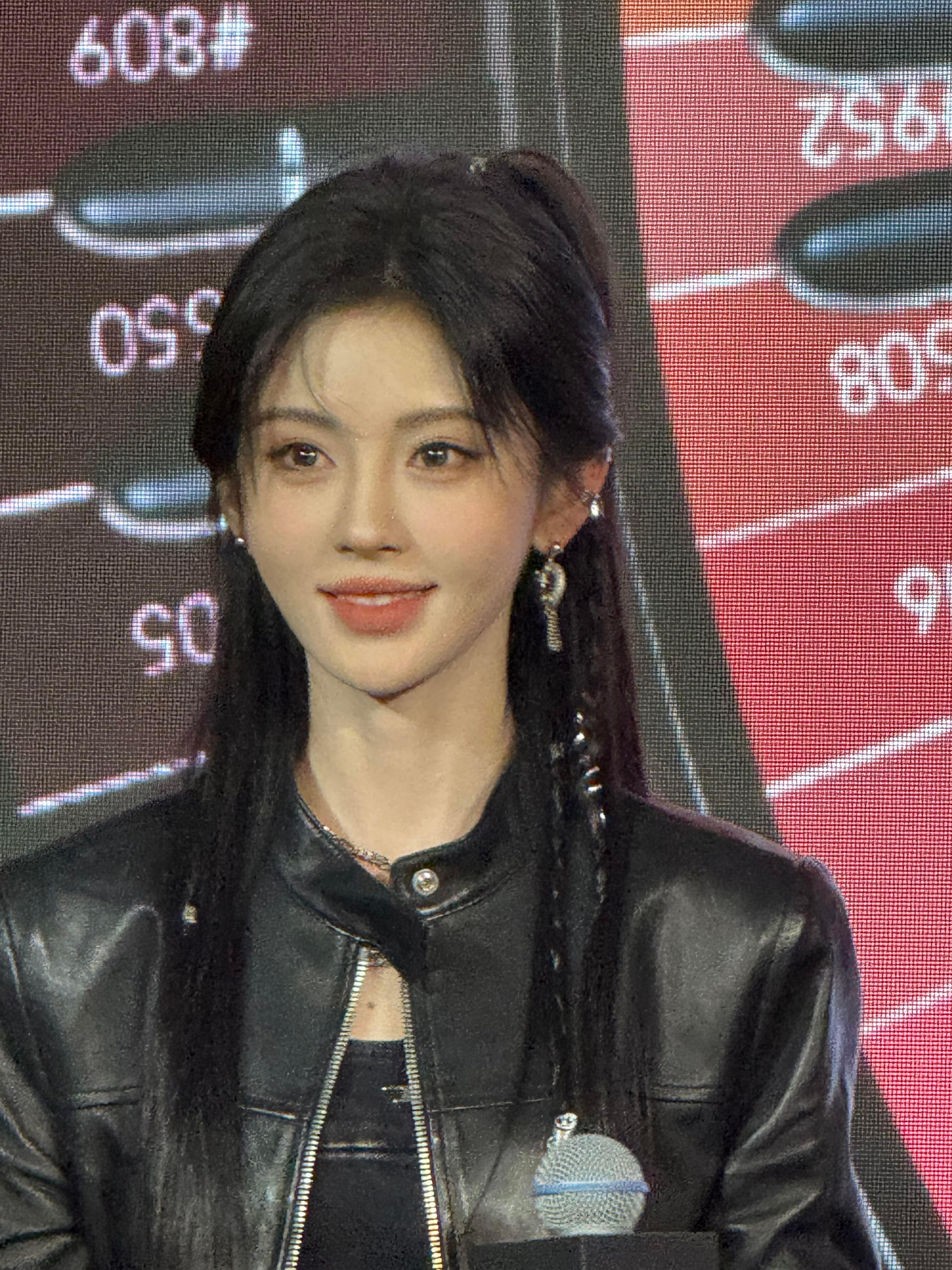 怎么现在完全一副老公姐的长相了….​​​