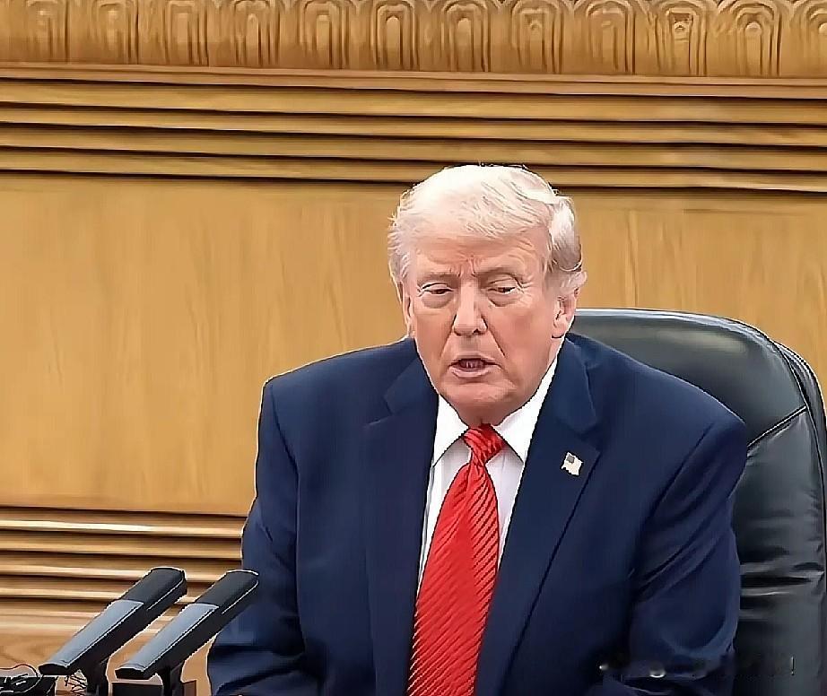 特朗普回到美国后，一脸闷闷不乐。万斯上前询问才知道原来这次访华行程结束，