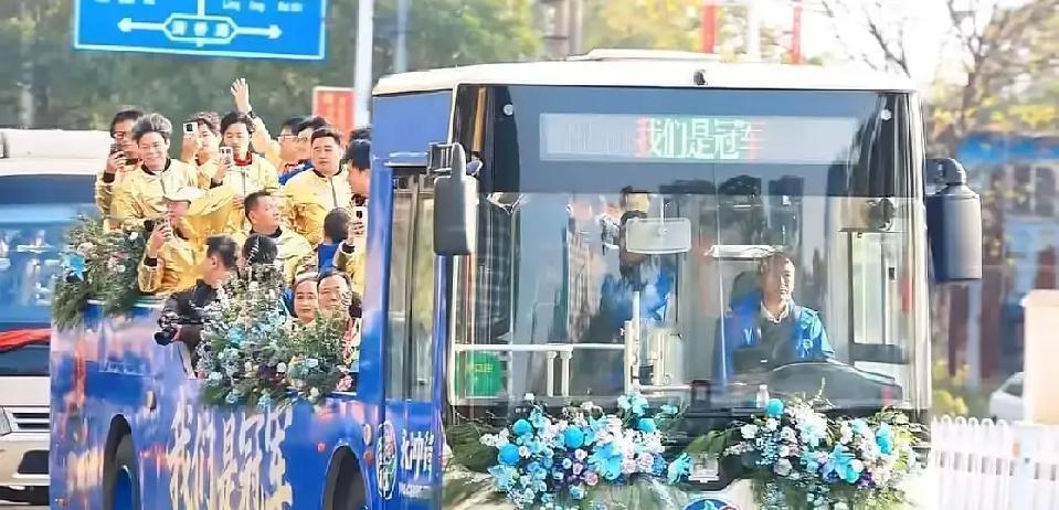 永州队夺冠花车只用1.2万报废公交改的花车，全城追拍，抖音点赞50万。泰州