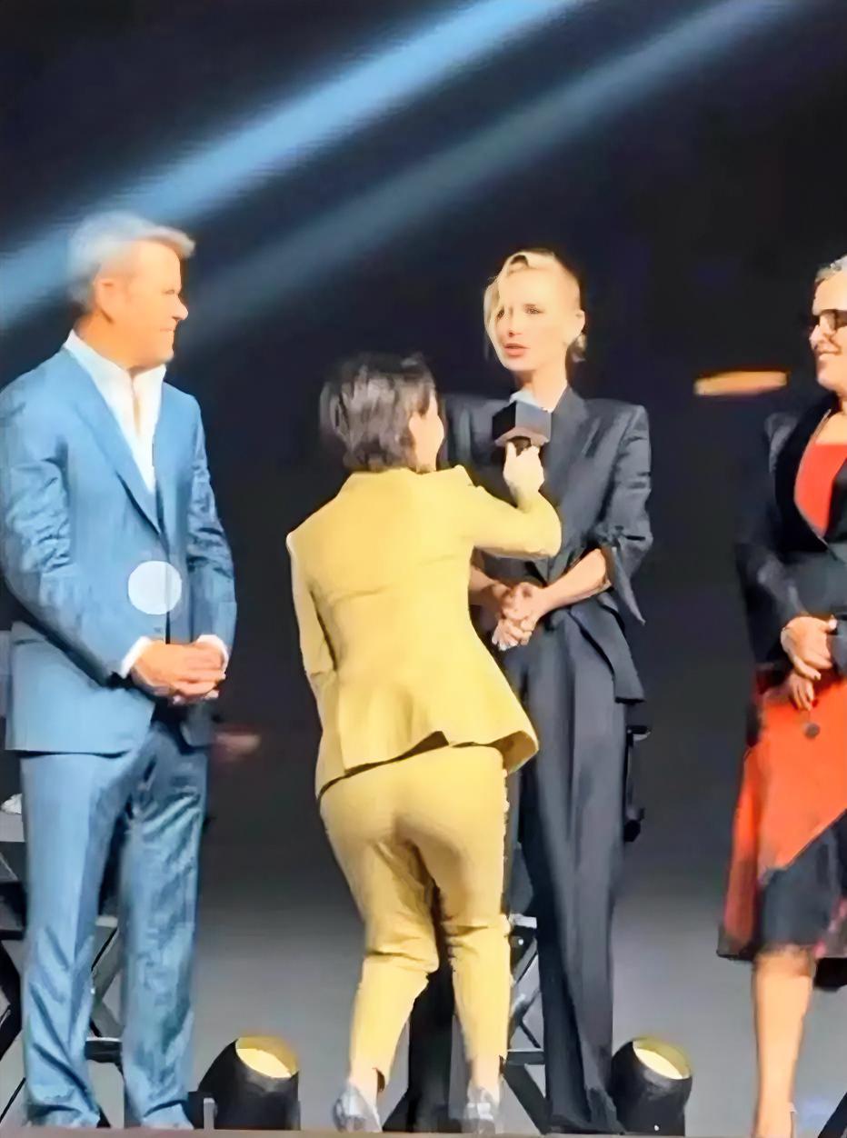 取消英语主科的难度，要比当年扫除毒教材的难度也大的多。毒教材曾横行十几年才被制