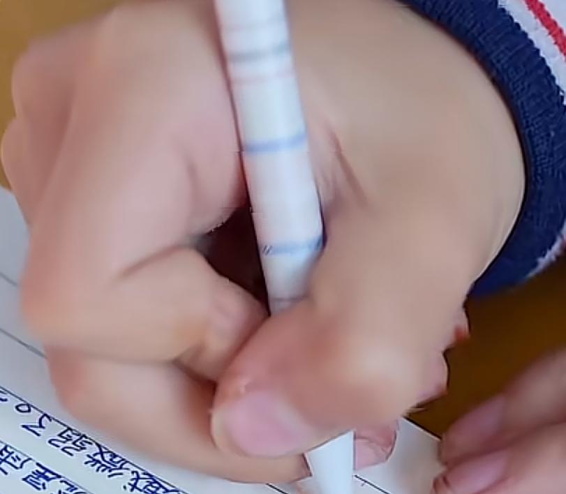 我观察到现在的孩子很多都喜欢这样包着手指头握笔写字。我家孩子就是这样，从幼儿园开