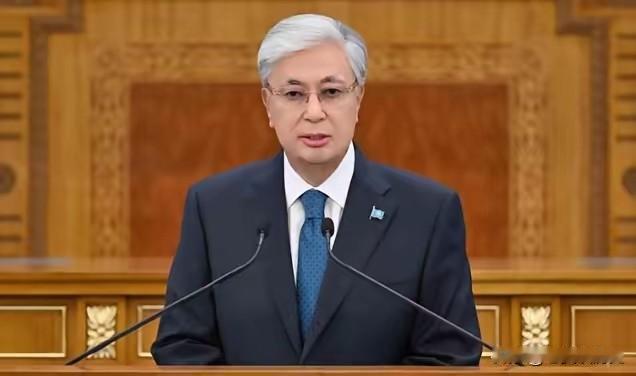普京万万没想到，自己的后院起火了。哈萨克斯坦总统托卡耶夫瞒天过海，直接把顶级军工