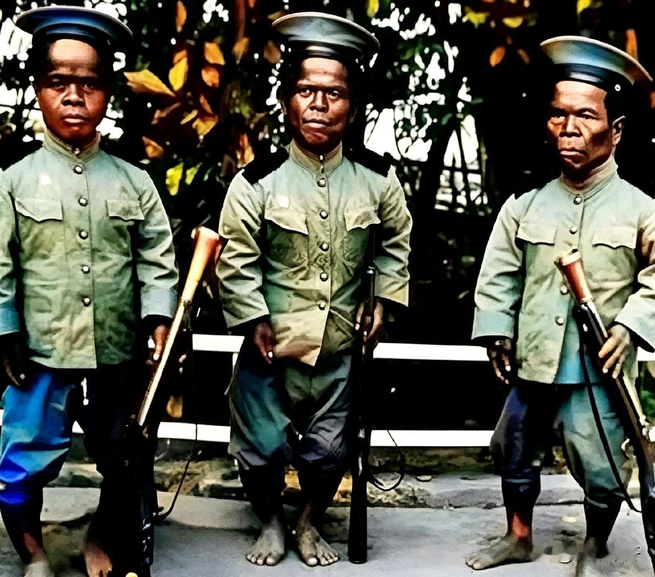 我第一次翻到这张1900年的老照片时，愣了好几秒。那会儿泰国还叫暹罗，照片里站着