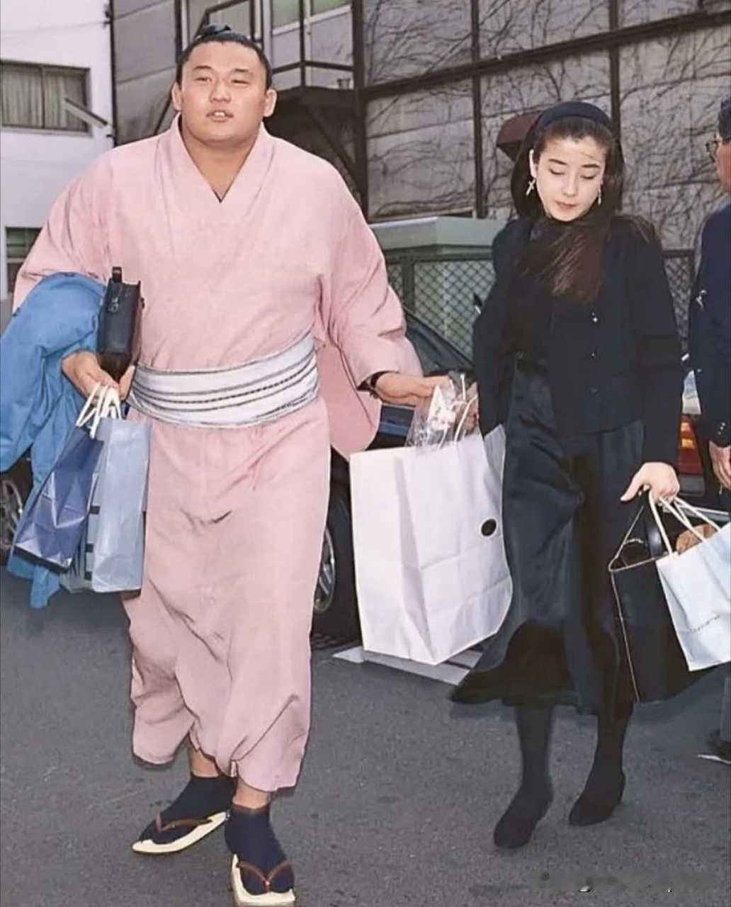 1992年，19岁的日本“国民美少女”宫泽理惠和相扑巨星贵乃花高调订婚，连首相都