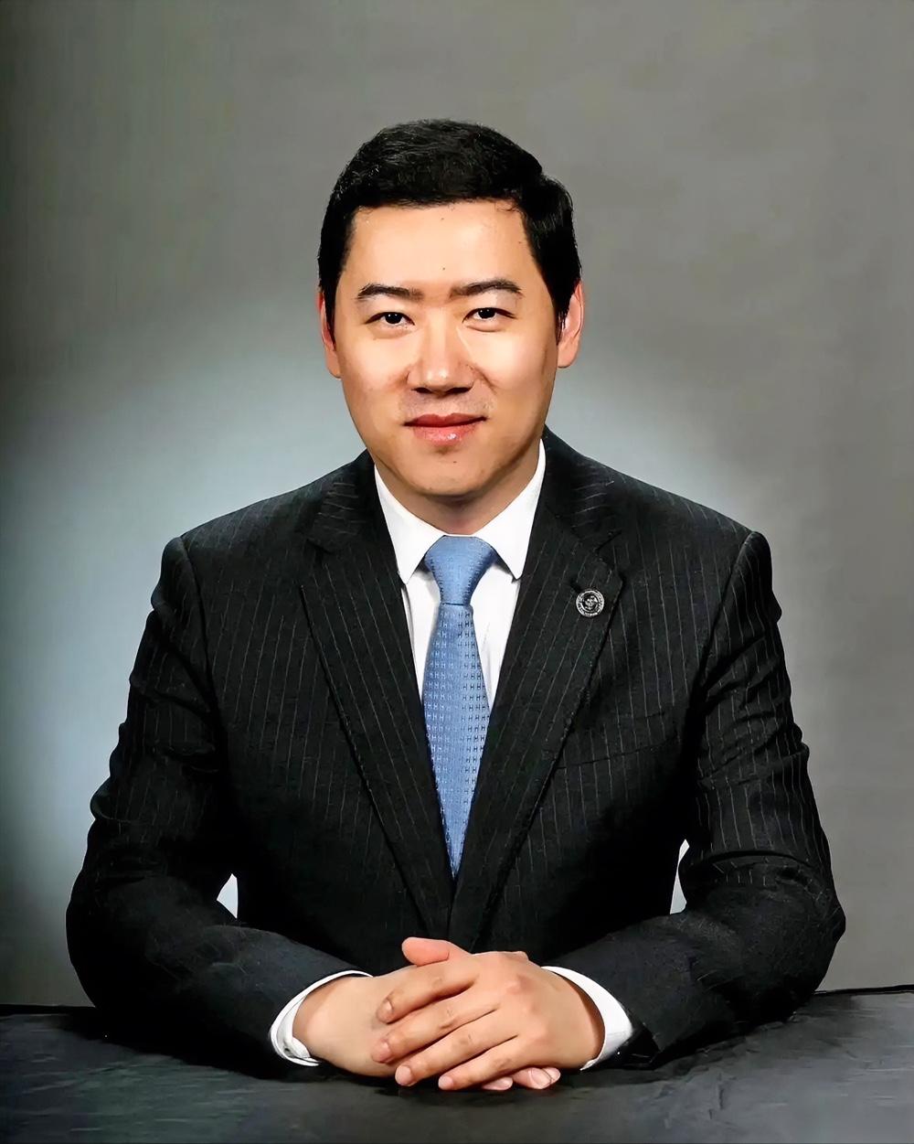 上海医疗圈，这两天估计是炸了。炸的原因就一个——新华医院新院长，才45岁。