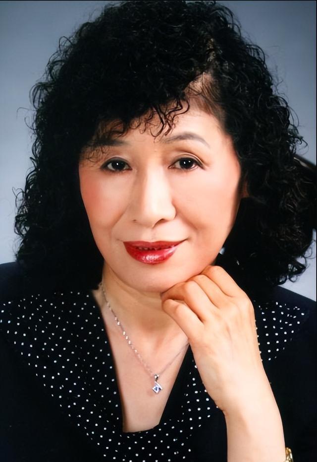 开国上将叶飞之女叶之枫，老师是启功，1986年因泄密获刑17年。在上世纪八
