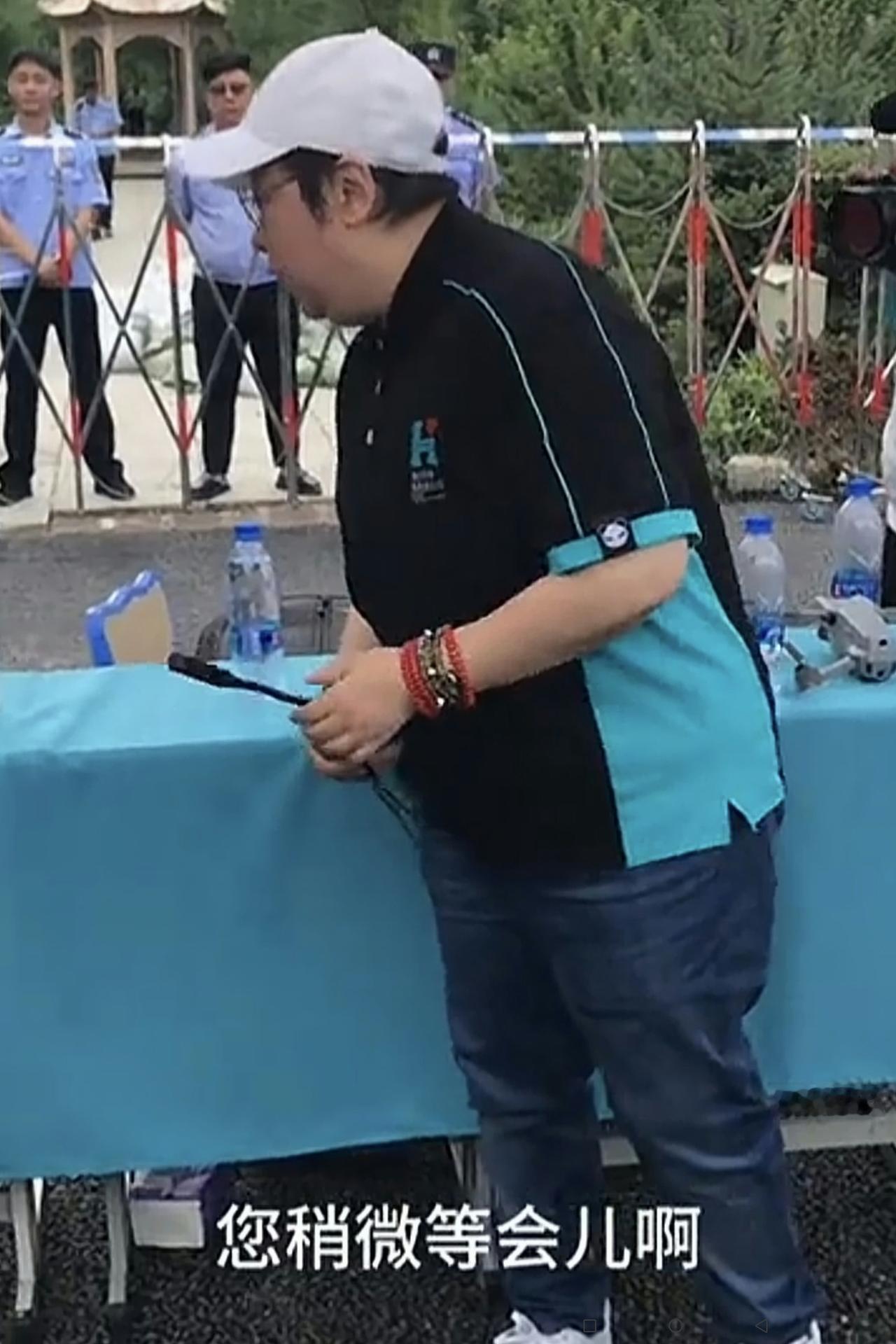 大家看看：爱心人士韩红在内蒙某地做慈善时，对前来就诊的一位老人真是关爱照顾的很细