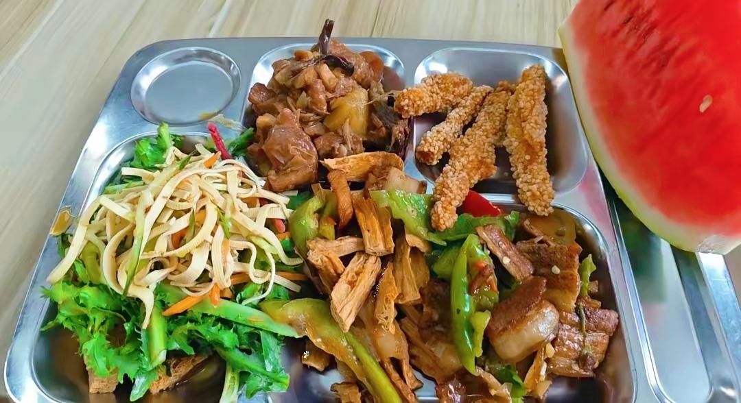 之前打工的公司有这么一个规定，饭可以随便加，菜不够也可以随便加，但是吃完以后，