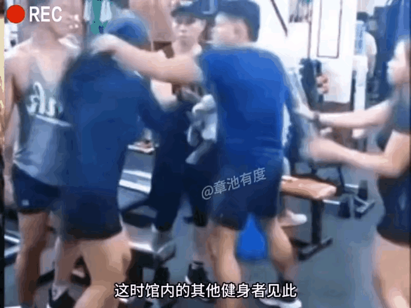 女子健身不顾家，丈夫来气了，抱着孩子直接到健身馆找妻子，见面之后不容分说，单手挥