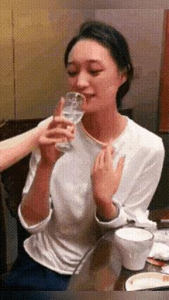 男子提前去接参加同学聚会的妻子，推开门，看到妻子和的面红耳赤，对着男同学伸来的咸