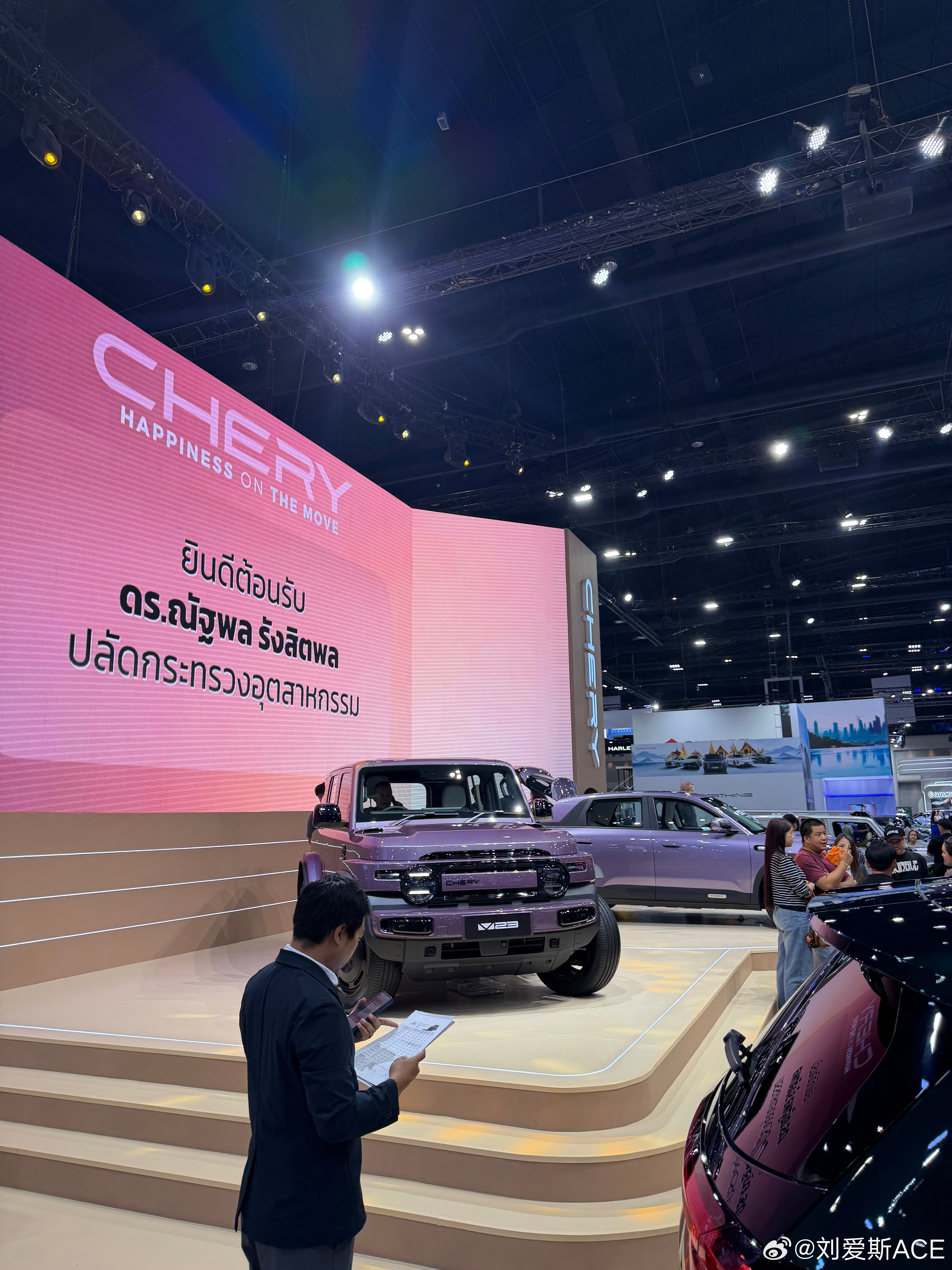 泰国车展我也拥有的车国外价格你们猜一下贵得吓人甚至配置都挺丐主要泰国这地方