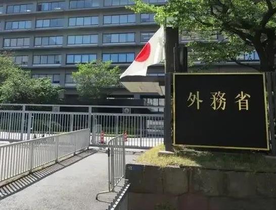 自从《南京照相馆》上映后，日本外务省就开始气炸了，各种抗议声音一波接一波，要求我
