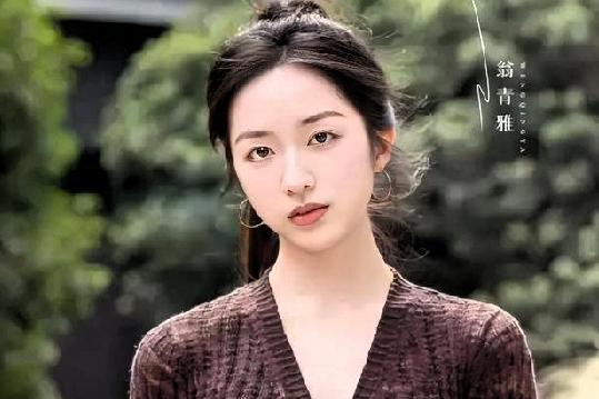 -采访礼仪缺失：翁青雅在进门时未主动关门，需要朱珠代劳，入座时也未礼让嘉宾，自