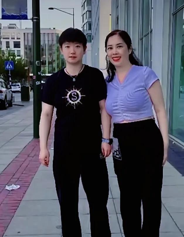 快放开莎莎！这个小姐姐是谁啊，这距离感拿捏不到位。咱就说莎莎好说话，当然