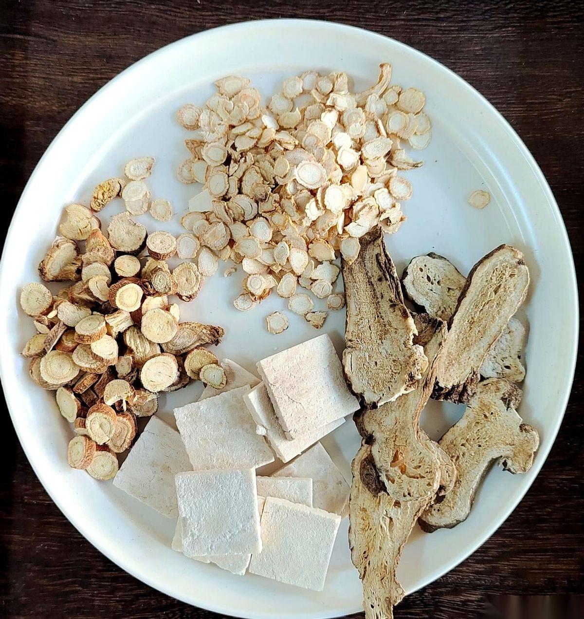 西医上来就说，你胃里有菌，得杀。四联疗法，给你一套组合拳，先把坏蛋（幽门螺杆菌