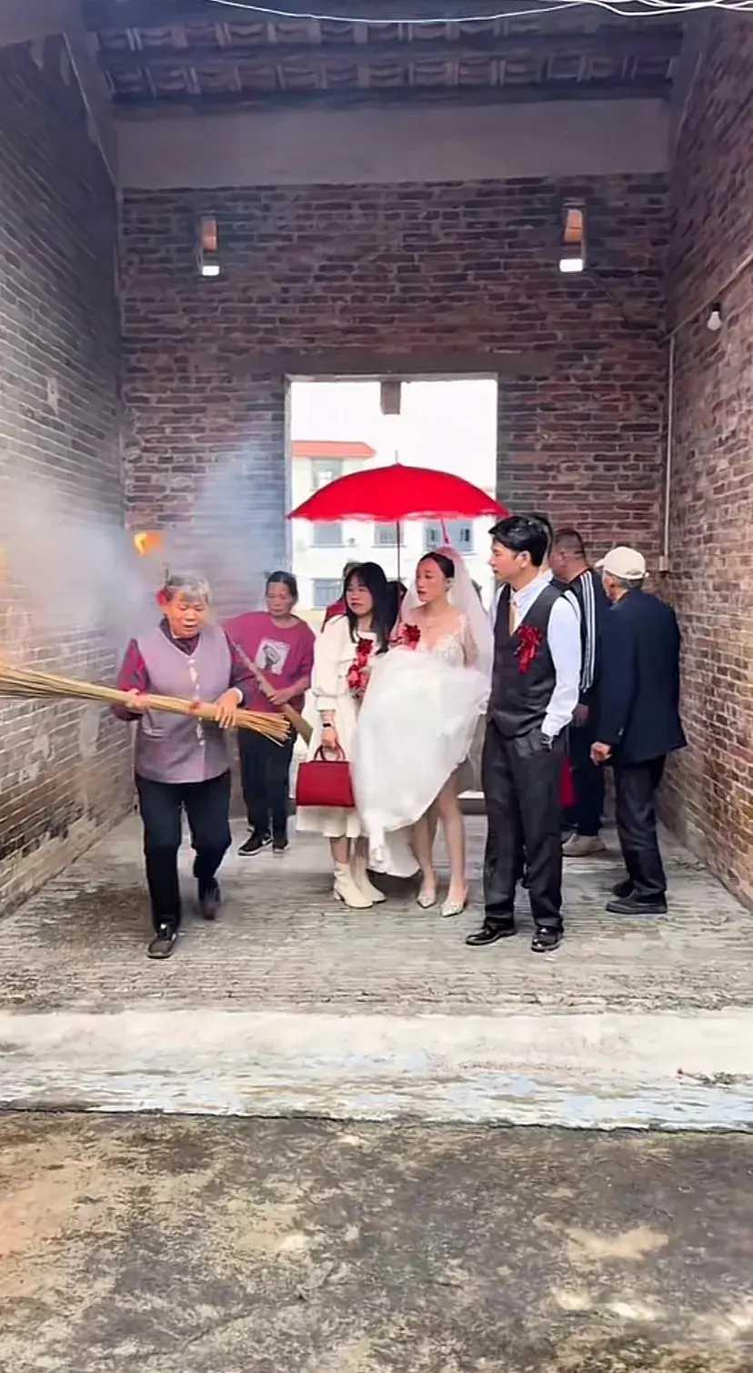 没有一个人在乎新娘，包括新郎。