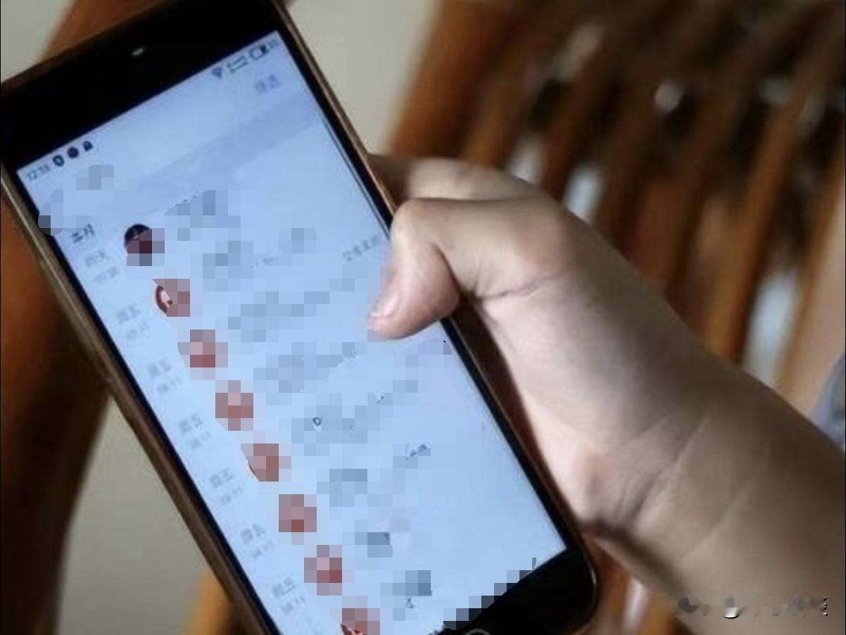 浙江杭州，一女子先后在微粒贷借款2次，因手头紧没还上。这下悲剧了，女子每天被十几