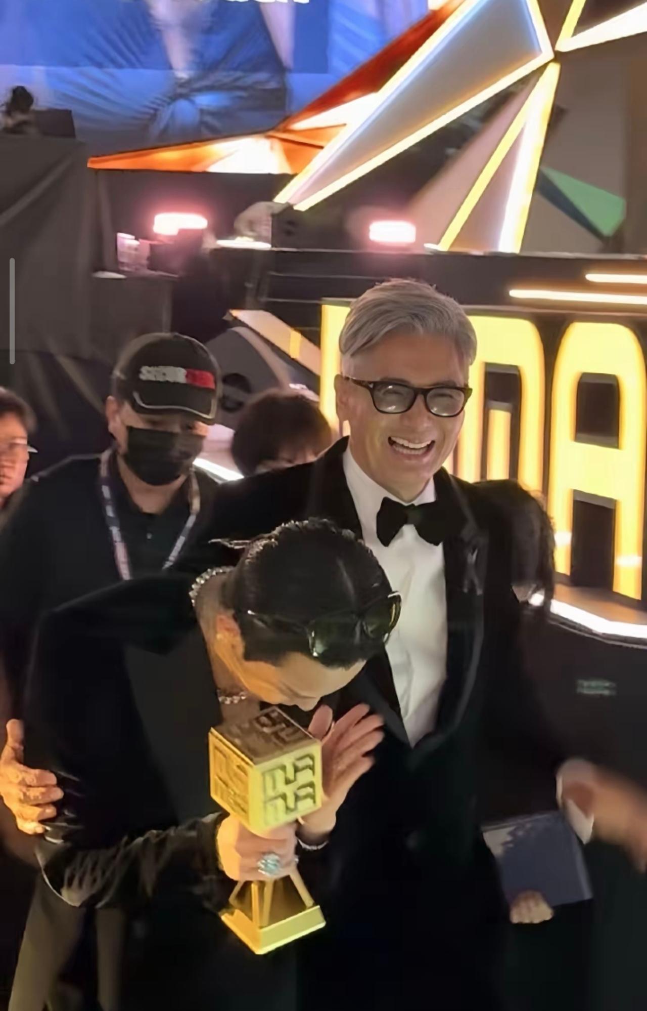 对不起，我实在没法共⻘周润发了，不是因为他参加上周MAMA颁奖典礼节⽬，