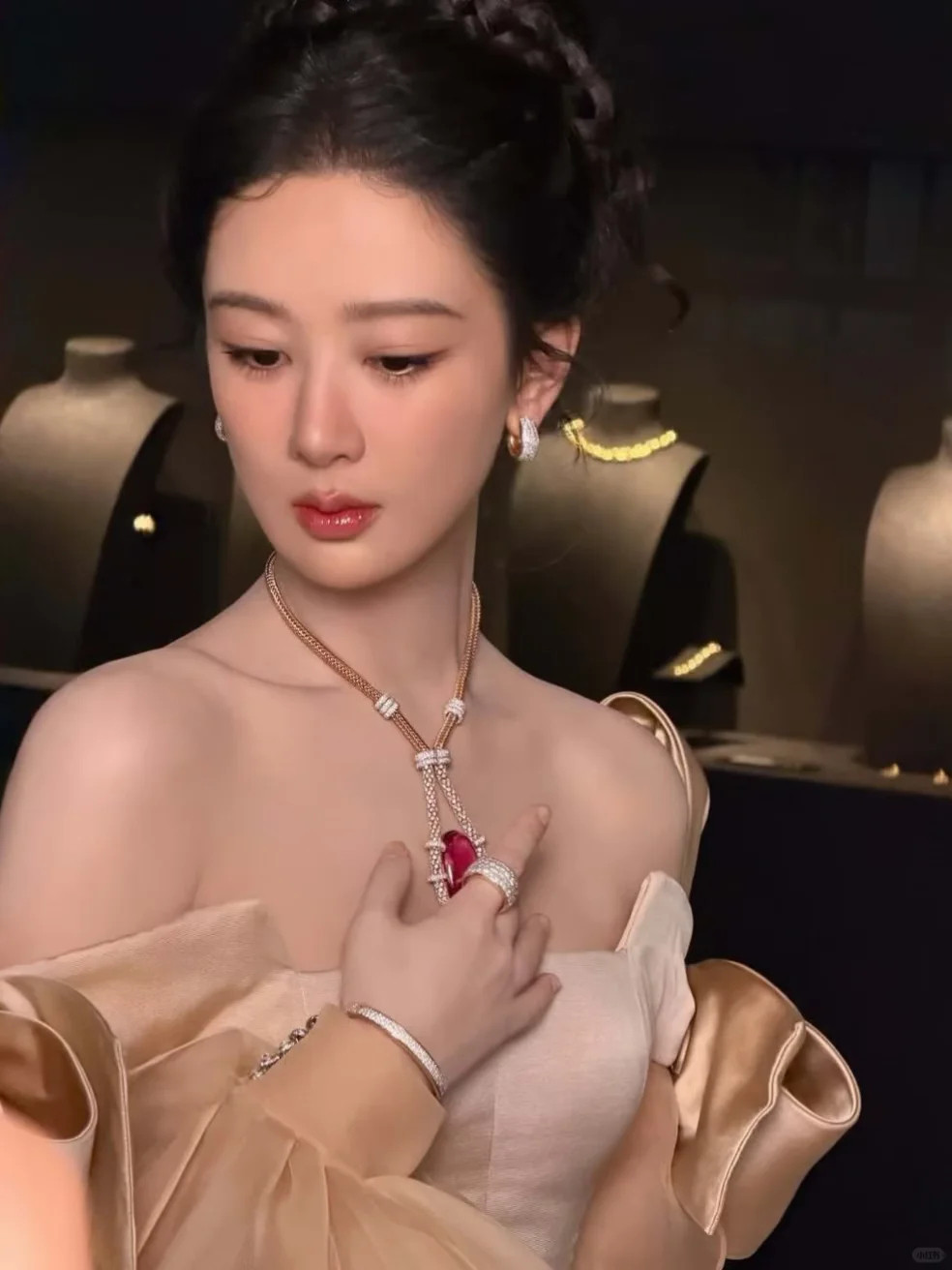 杨紫杨紫皮肤以为开了磨皮杨紫高珠配美人！一大早被杨紫硬控了