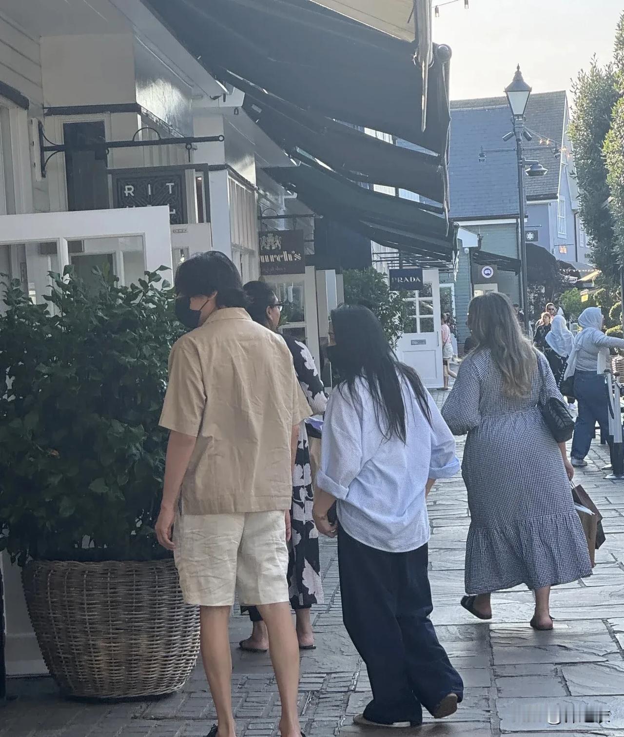 伊能静和秦昊老两口近日在国外悠闲的闲逛，感觉他们俩是真恩爱呀，毕竟伊能静已经快六