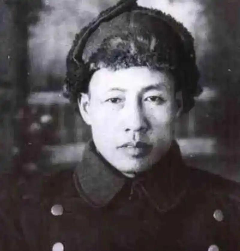 1940年，八路军政委吴富善缴获了一匹鬼子的洋马。高头大马，威风凛凛，吴富善乐得