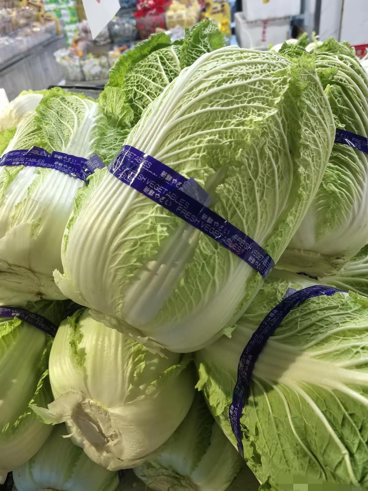 早上去超市买菜，大白菜搞活动。服务员大喊：“不能扒帮，不能扒帮。”一老太太