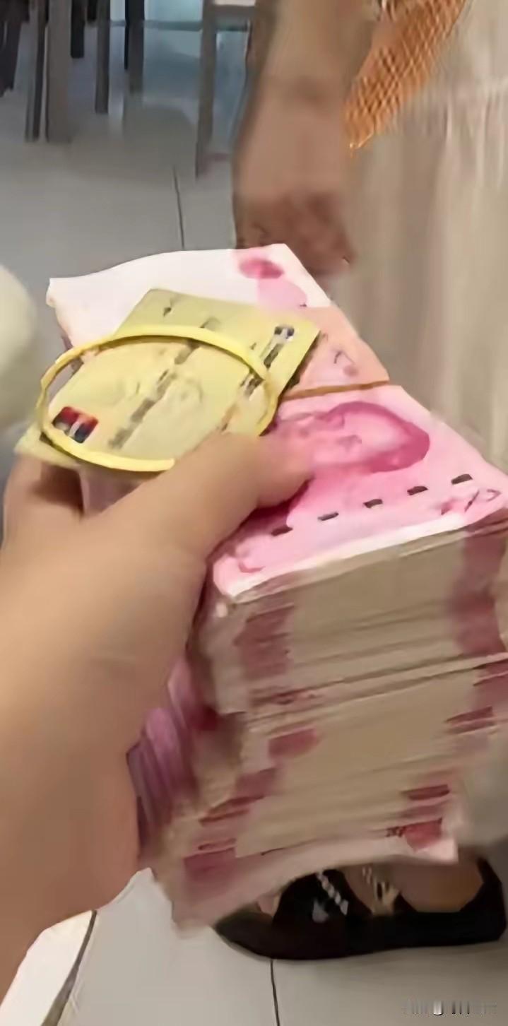 不偏心，大儿子娶媳妇彩礼8万，二儿子娶媳妇彩礼28万，今天公婆居然给大儿媳妇补了