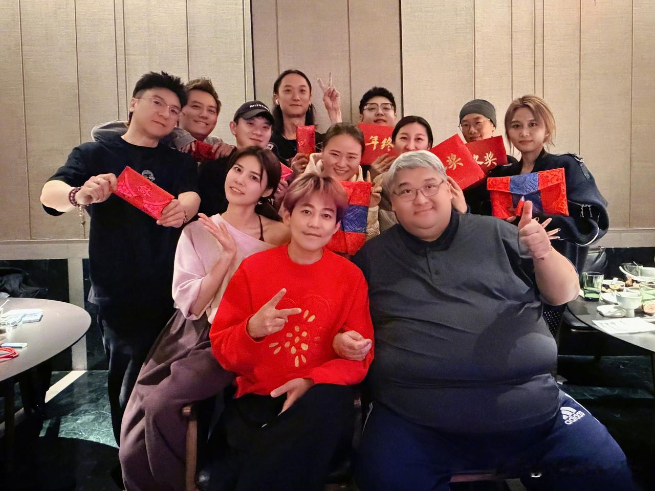 2月11日，苏醒发文说：“作为老板和公司唯一的艺人，每年年饭照例慰劳大家。业内说