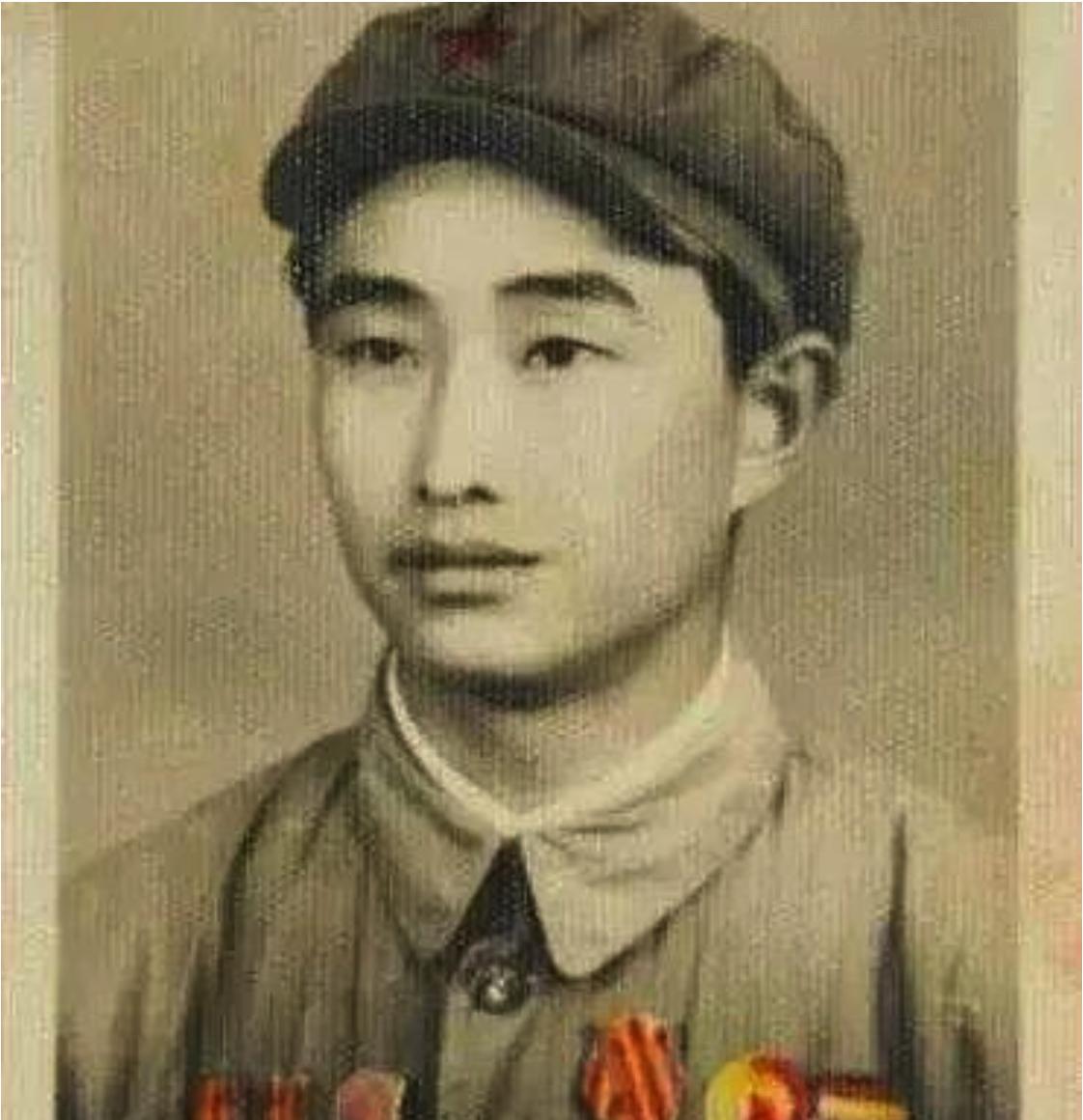 1943年，几架敌机发起空袭，宋岭春和战友们躲进草丛里躲避。这时，他发现一架敌机