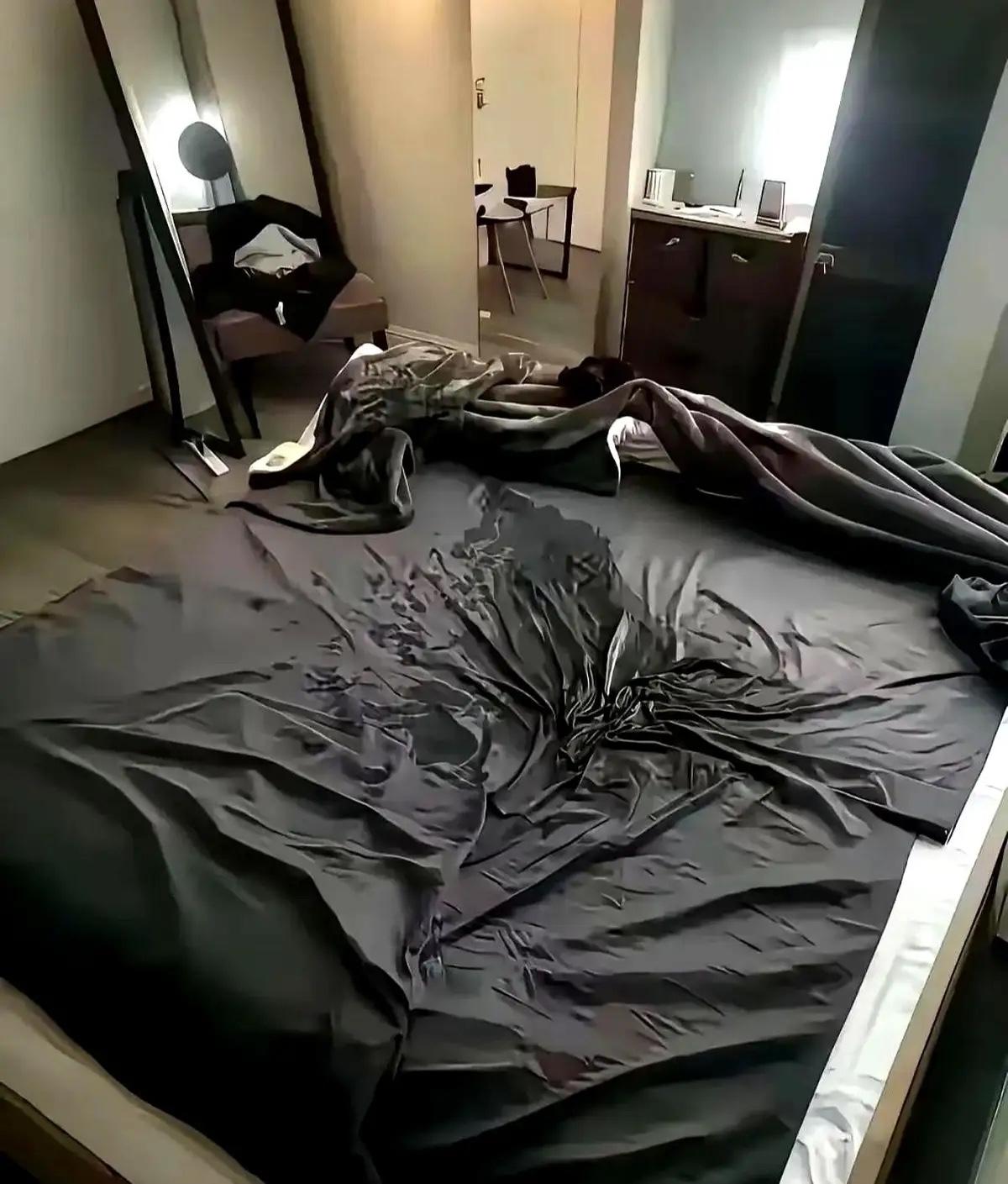 钟点房四小时，保洁员收拾四小时：床垫吸饱水，丝袜碎成绳，马桶里塞满纸巾，像被当成