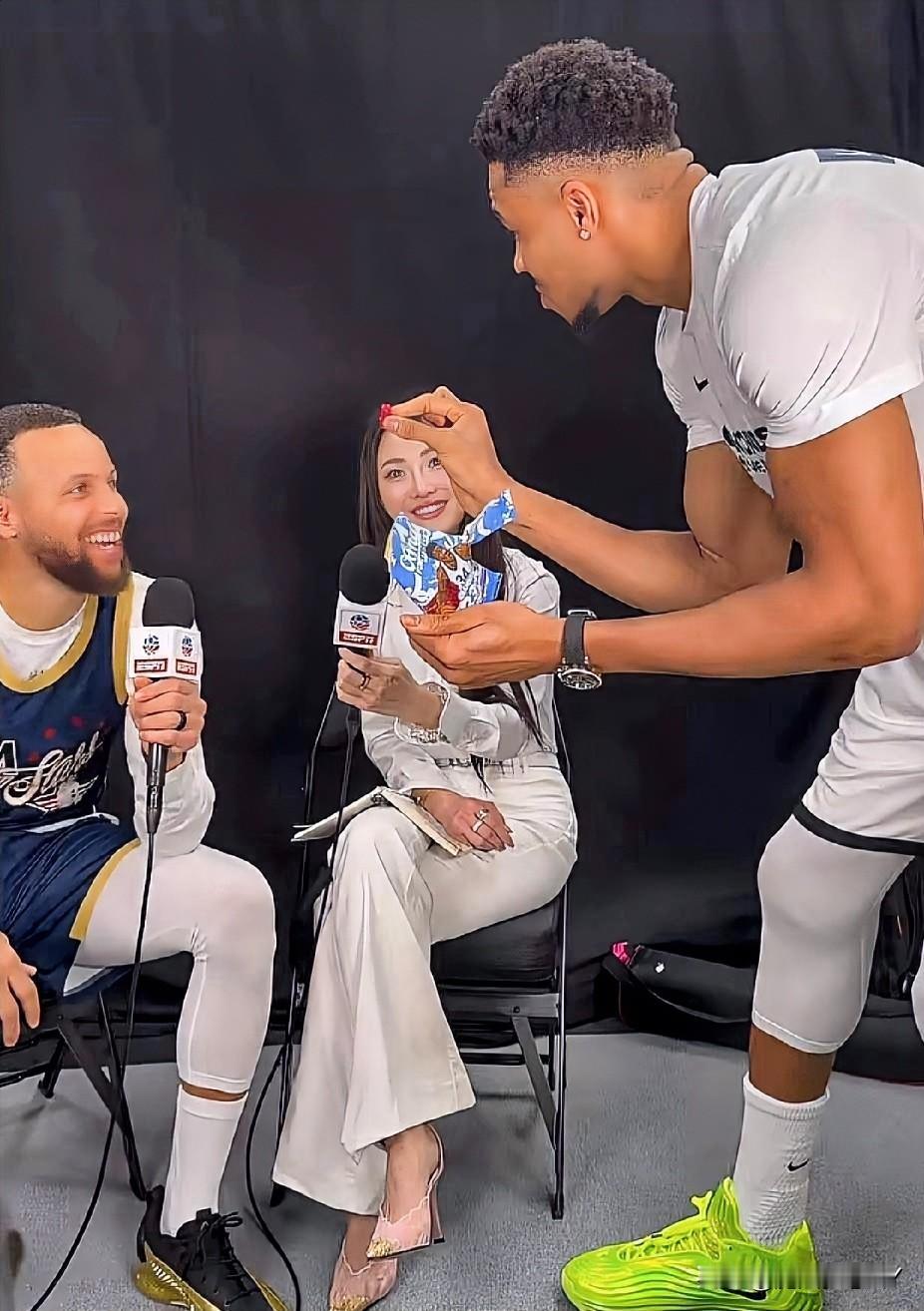 库里呀，真是没法说你了，你说你都38岁了，怎么还一边接受采访一边吃糖呢，这