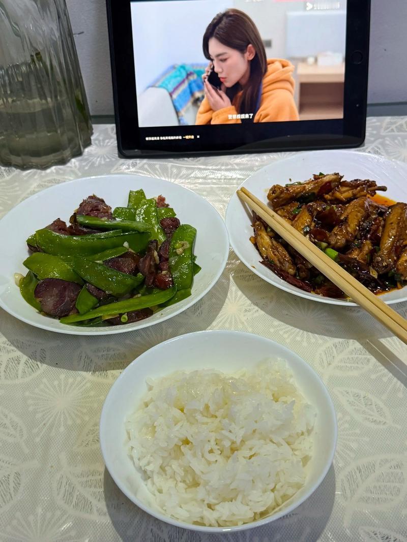 一个人在家吃饭，你会做四个菜吗？我才不做四个菜。就我而言，平时一