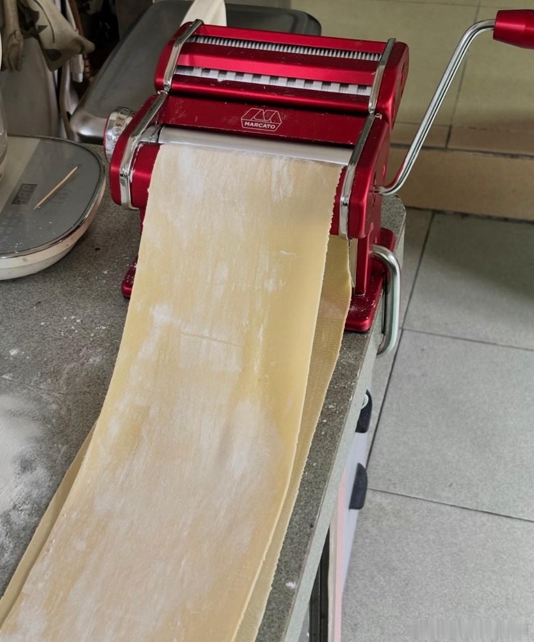 美食综艺厨师用机器擀饺子皮遭质疑百厨大战🤔机器擀皮统一厚薄节省人力，可老厨偏爱