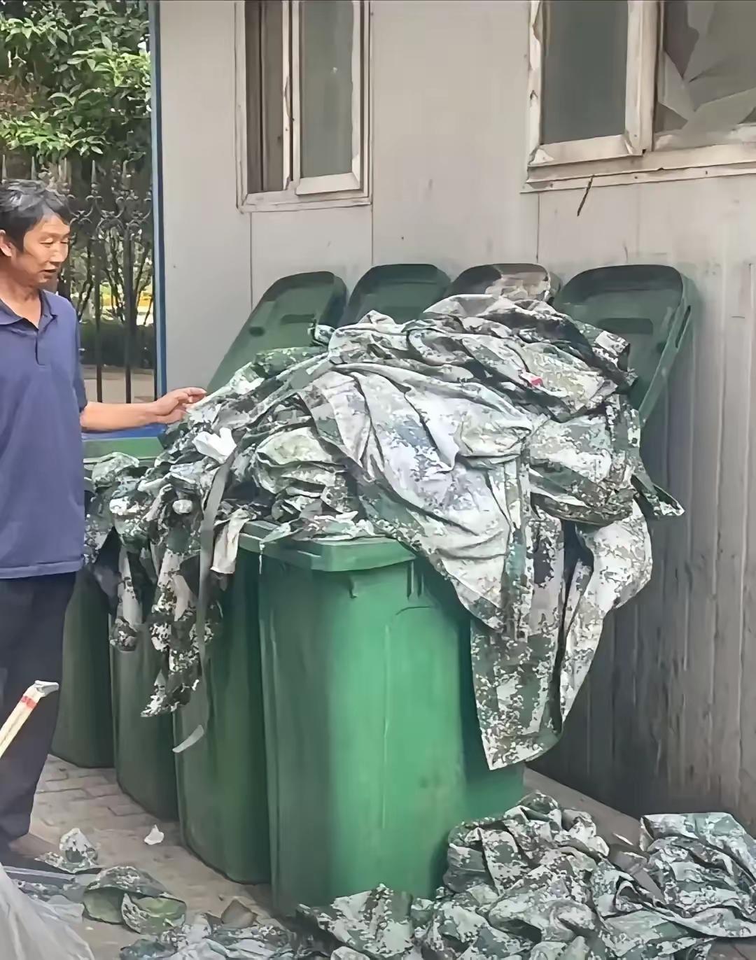 太浪费了！军训刚结束垃圾桶旁就堆满迷彩服好好的衣服，穿几天就扔每年那么