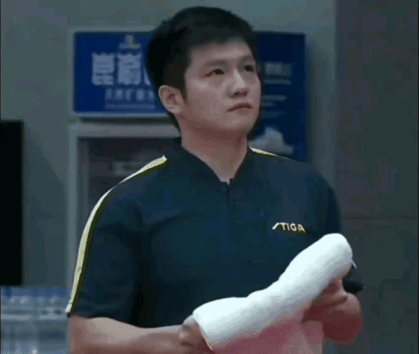 小胖的这一幕有多少人还记得？2020年10月八一队解散后，小胖只能以个人名义参加