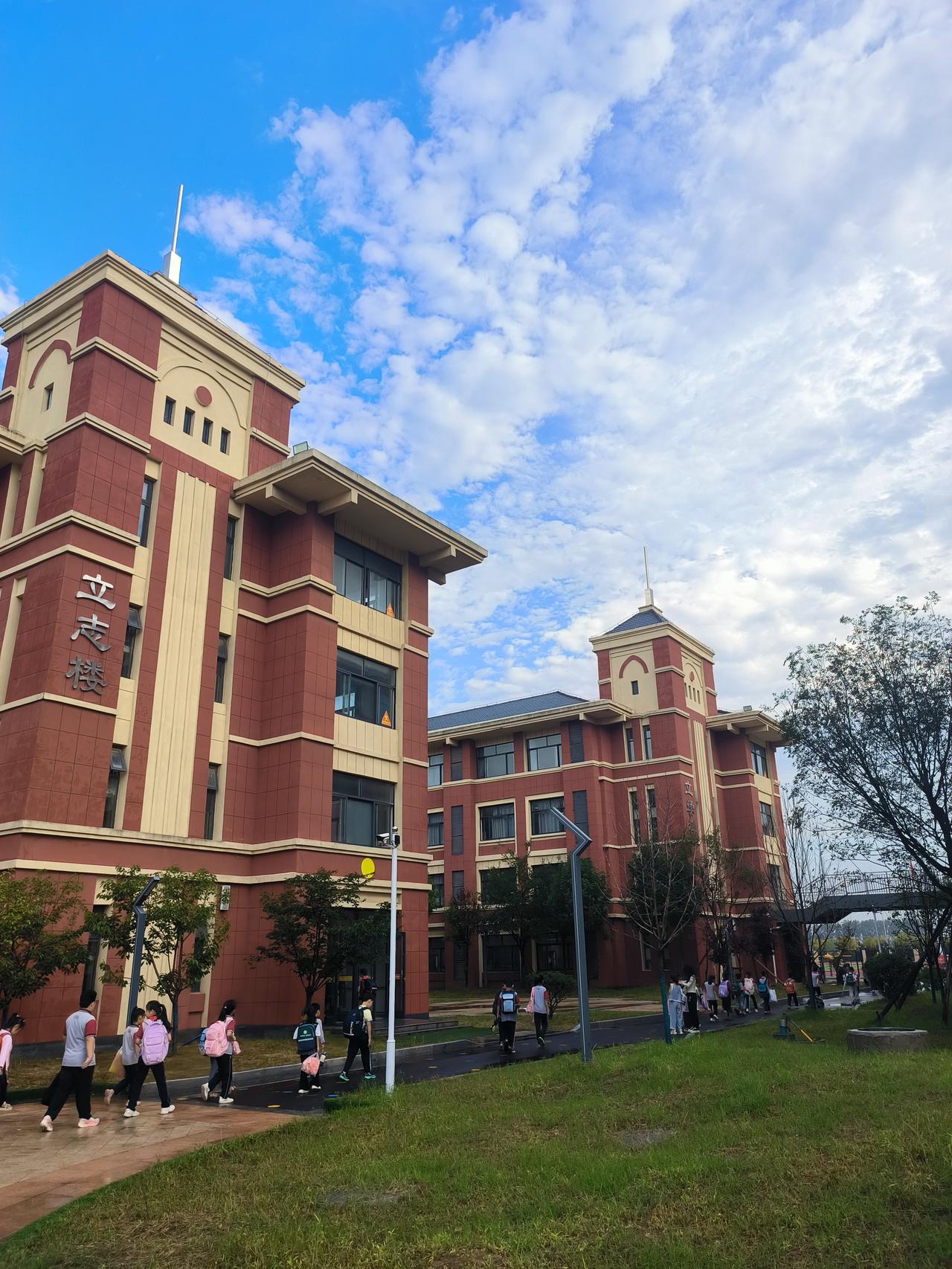 一所学校的会风，与单位的主要领导有关。有的学校喜欢开会，只要一开会，校长就讲